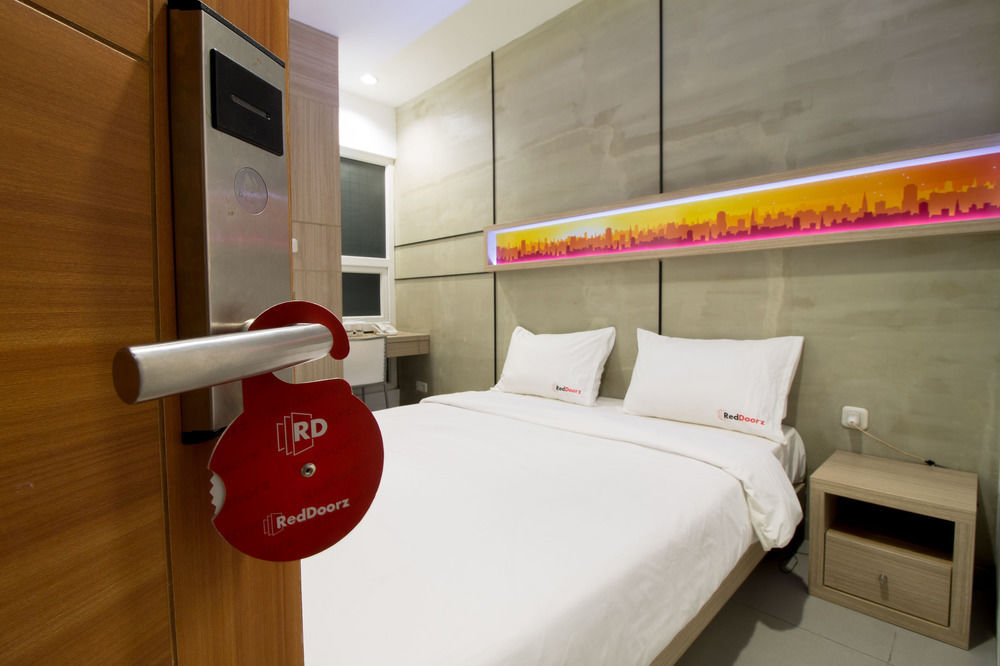Reddoorz Plus @ Setiabudi Eight Jakarta Exterior foto