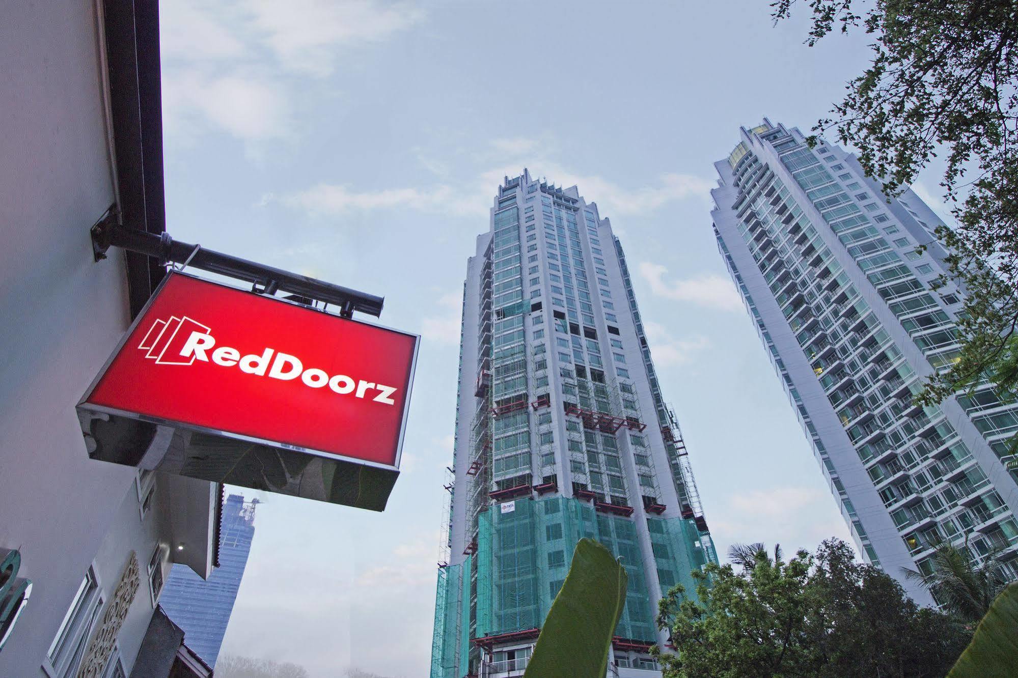 Reddoorz Plus @ Setiabudi Eight Jakarta Exterior foto