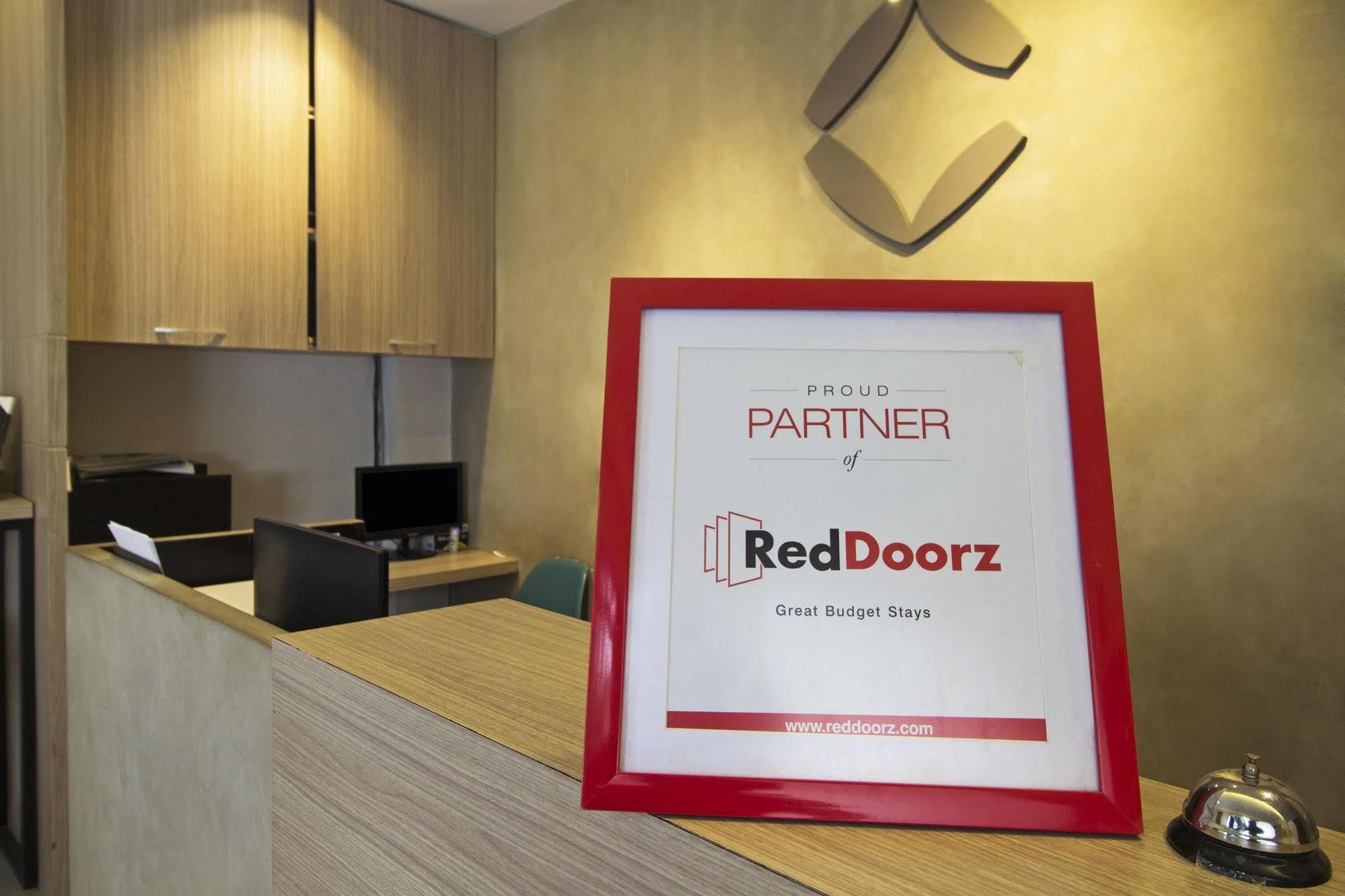 Reddoorz Plus @ Setiabudi Eight Jakarta Exterior foto