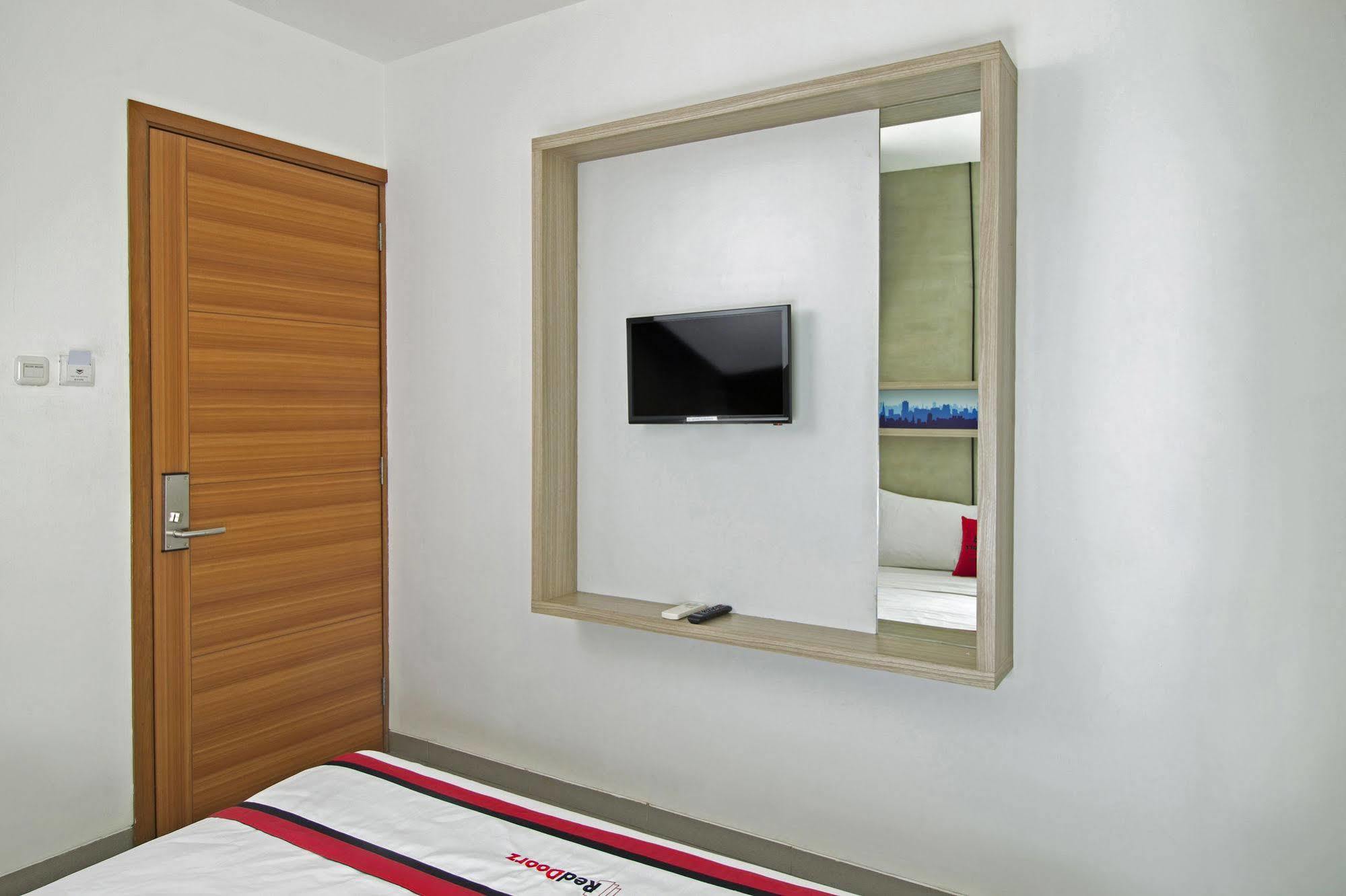 Reddoorz Plus @ Setiabudi Eight Jakarta Exterior foto