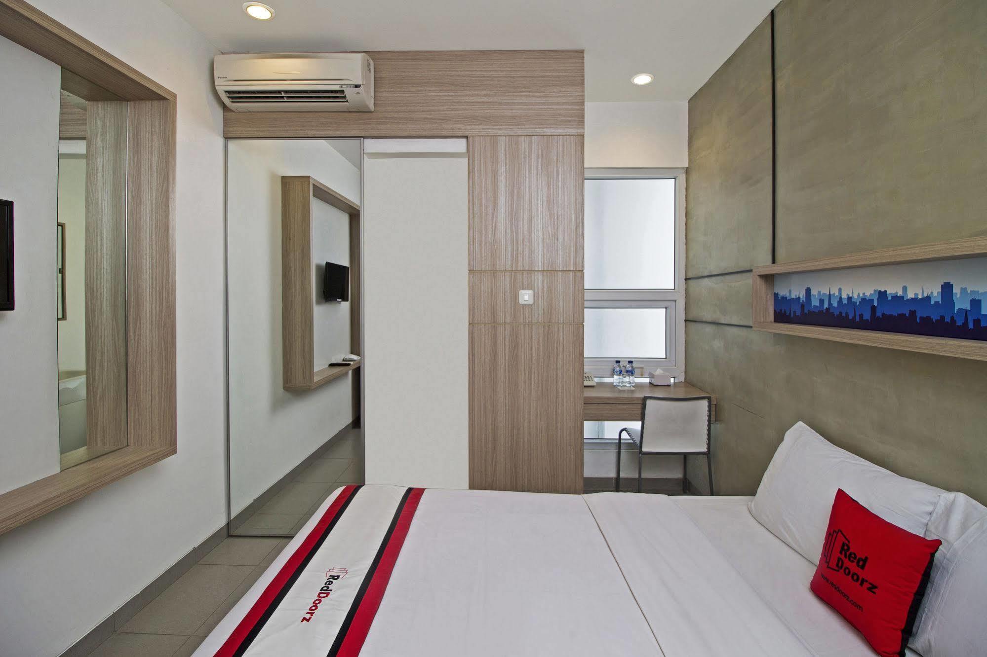 Reddoorz Plus @ Setiabudi Eight Jakarta Exterior foto